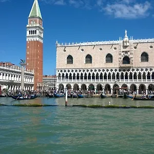 Apartment In Back To San Marco Tourist
